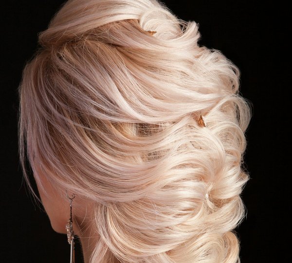 Comment choisir la meilleure coupe de cheveux pour une forme de visage carrée?