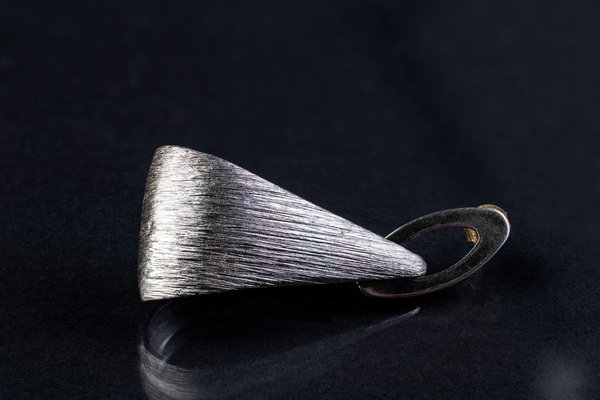 Comment intégrer des accessoires en métal brossé dans un look urbain pour un effet tendance?